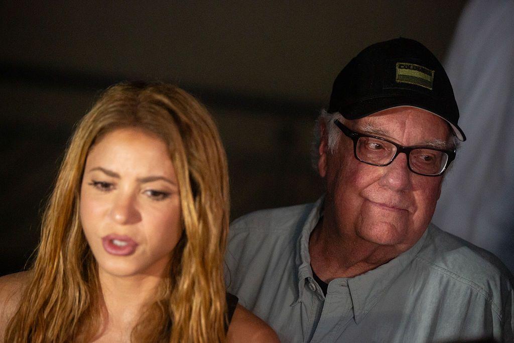 Shakira habla a la prensa y unos pasos detrás de ella Howard Buffett.