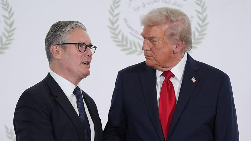 英國首相施紀賢與美國總統特朗普，於2025年10月13日在埃及沙姆沙伊赫舉行的歐洲與中東領袖加薩問題峰會上。