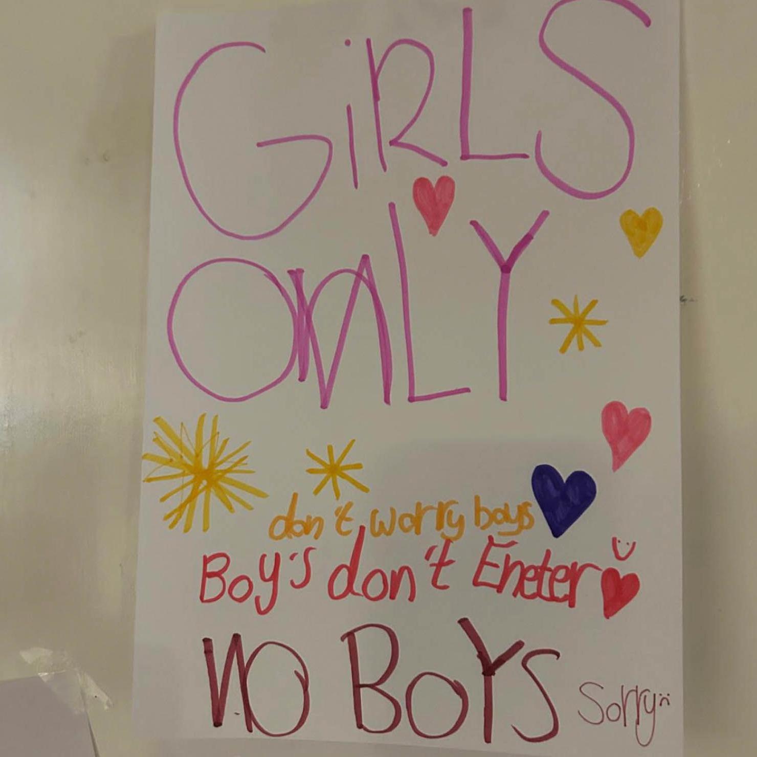 貼在一間私人房間門上的麥克筆手寫告示牌