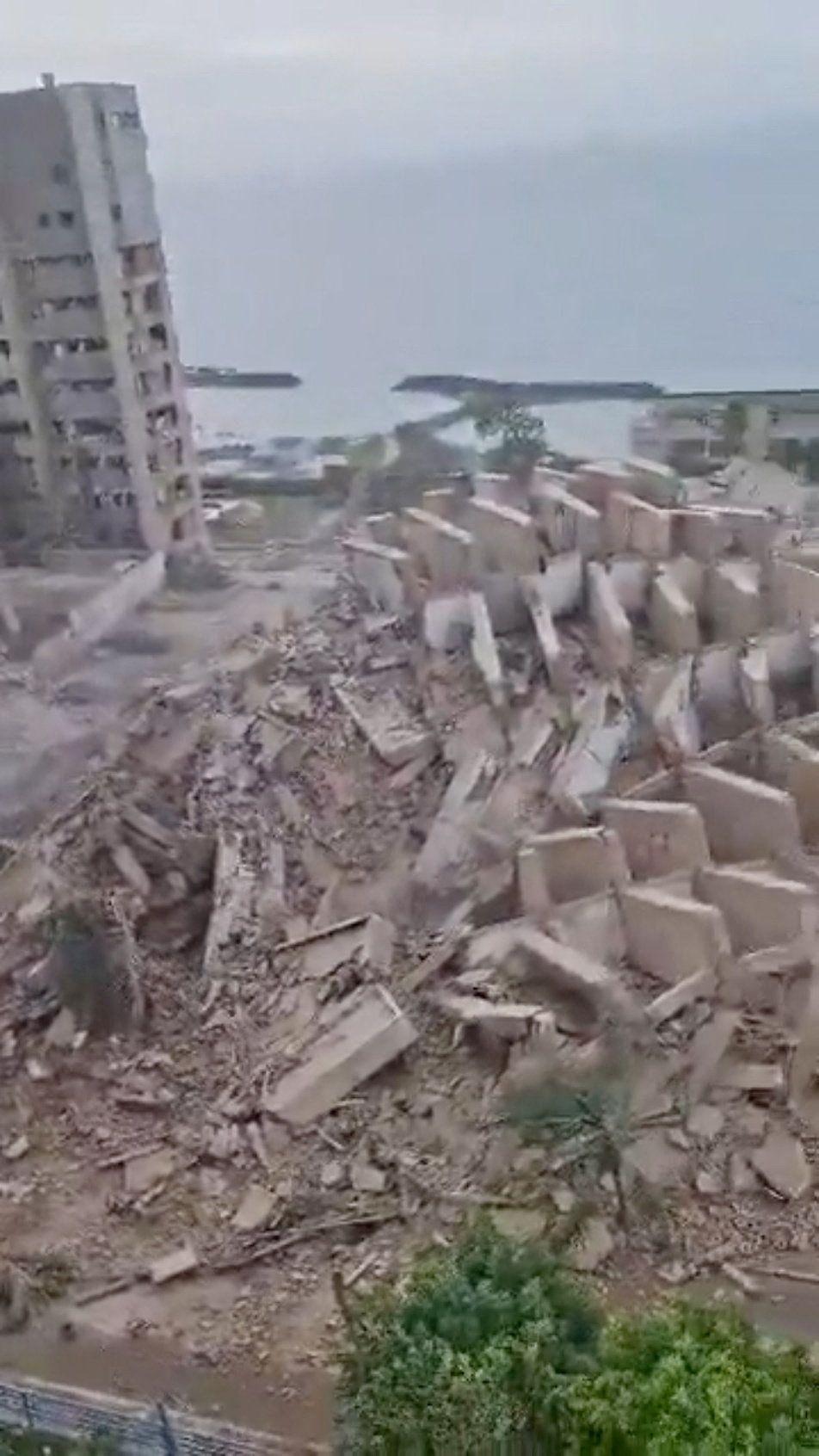 Edificios destruidos y escombros cubren la costa venezolana tras los terremotos en La Guaira, Venezuela, el 24 de junio de 2026, en esta captura de pantalla tomada de un video de redes sociales.  