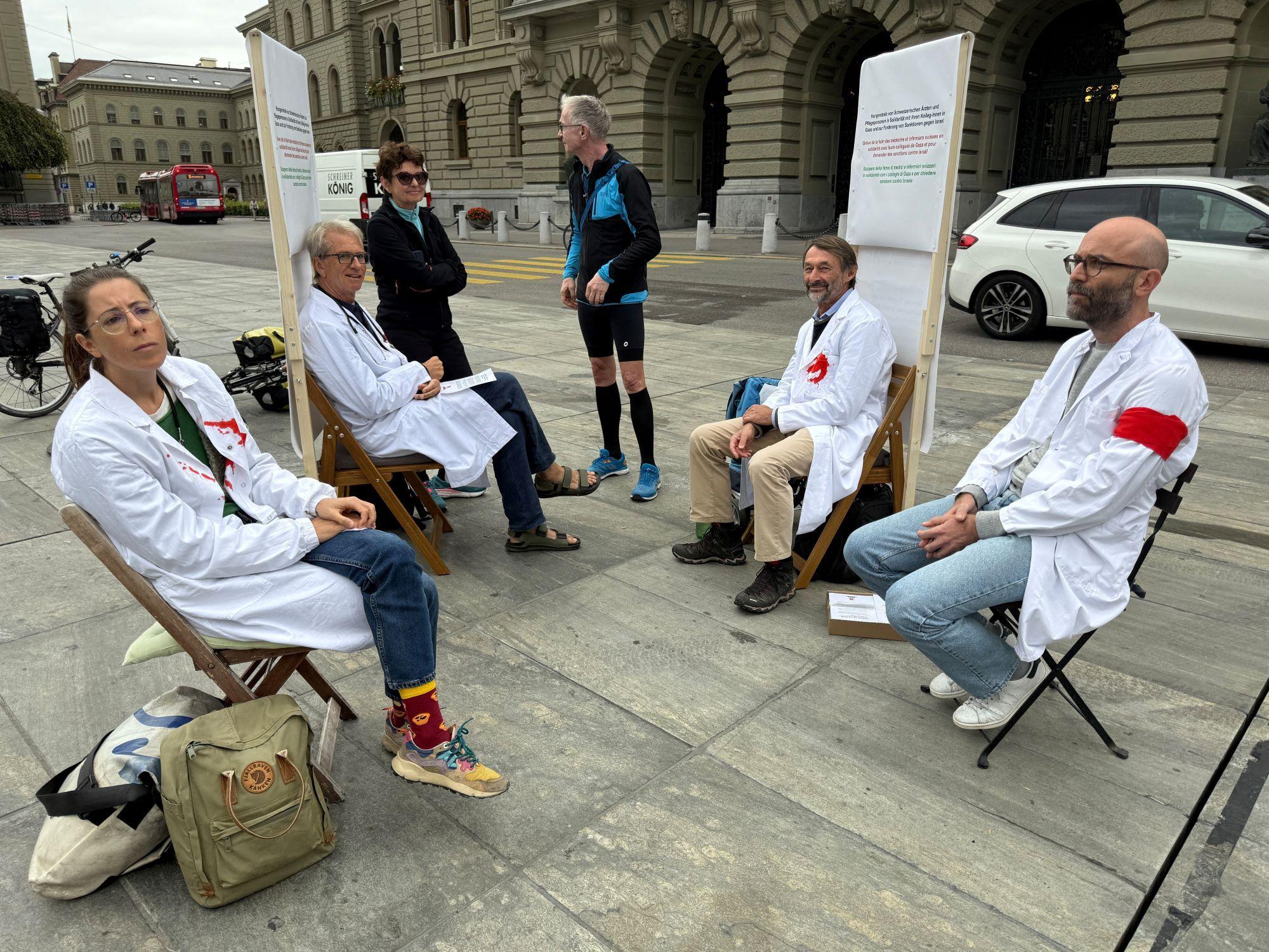 Los doctores Michele Ghielmini, Brenno Balestra, Alessandra Guaita y Marco Franzi se sientan frente al edificio del Parlamento suizo al inicio de su huelga de hambre por Gaza, pidiendo a su gobierno que aplique sanciones específicas a Israel por sus presuntas violaciones del derecho internacional y que reconozca un Estado palestino, en Berna, Suiza, el 8 de septiembre de 2025.