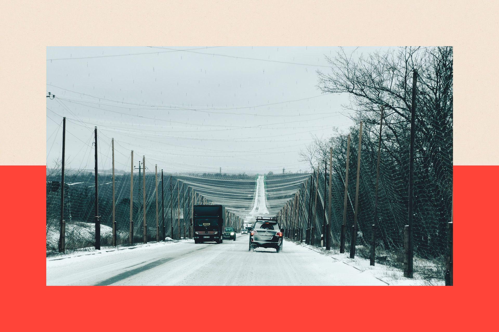 U Ukrajini se mreže protiv dronova protežu kilometrima, okačene na drvene stubove