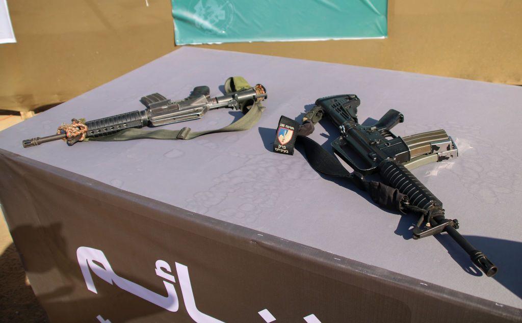 مجموعة من الأسلحة القتالية لحماس على طاولة