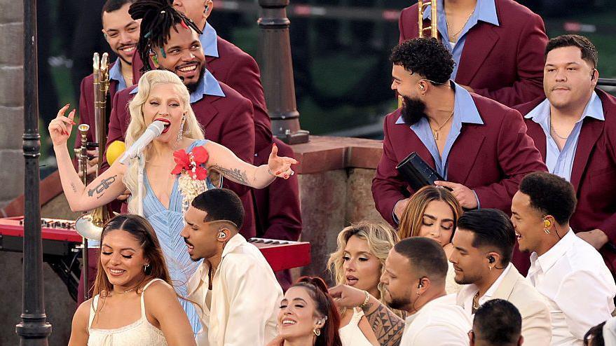 Lady Gaga cantando en el show de Bad Bunny. 