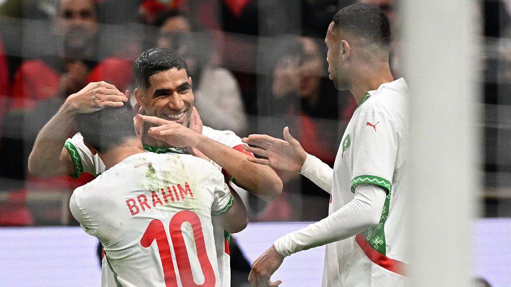 يحتفل المدافع المغربي رقم 2 أشرف حكيمي (الثاني من اليسار) والمهاجم المغربي رقم 10 إبراهيم دياز (يسار) بالهدف الثاني لفريقهما خلال مباراة ربع نهائي كأس الأمم الأفريقية لكرة القدم بين الكاميرون والمغرب على ملعب الأمير مولاي عبد الله في الرباط في 9 يناير/كانون الثاني 2026.
