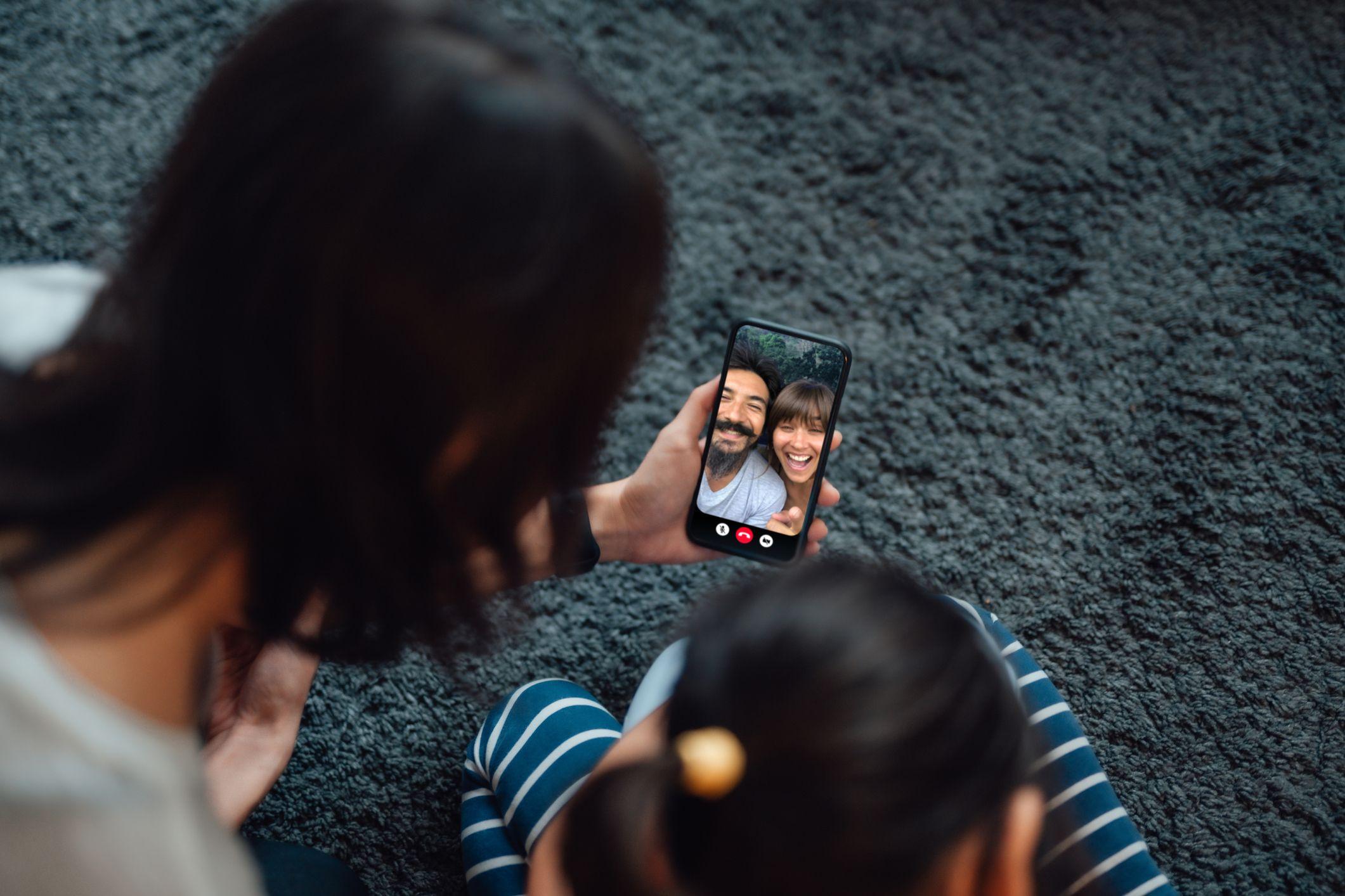 صورة تعبيرية - أفراد عائلة يتحدثون معاً