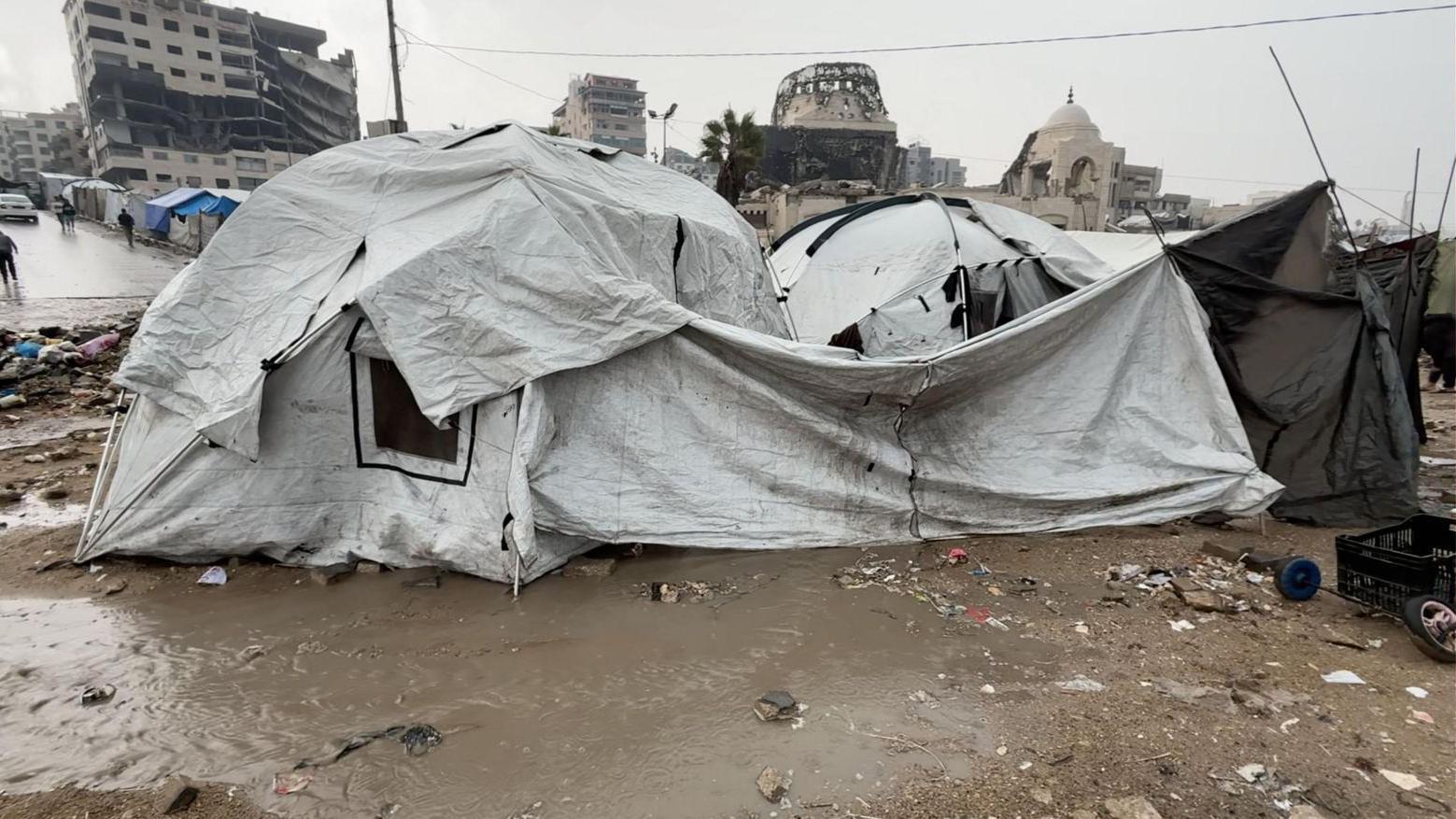 صورة لخيمة في غزة محاطة بمياه الأمطار
