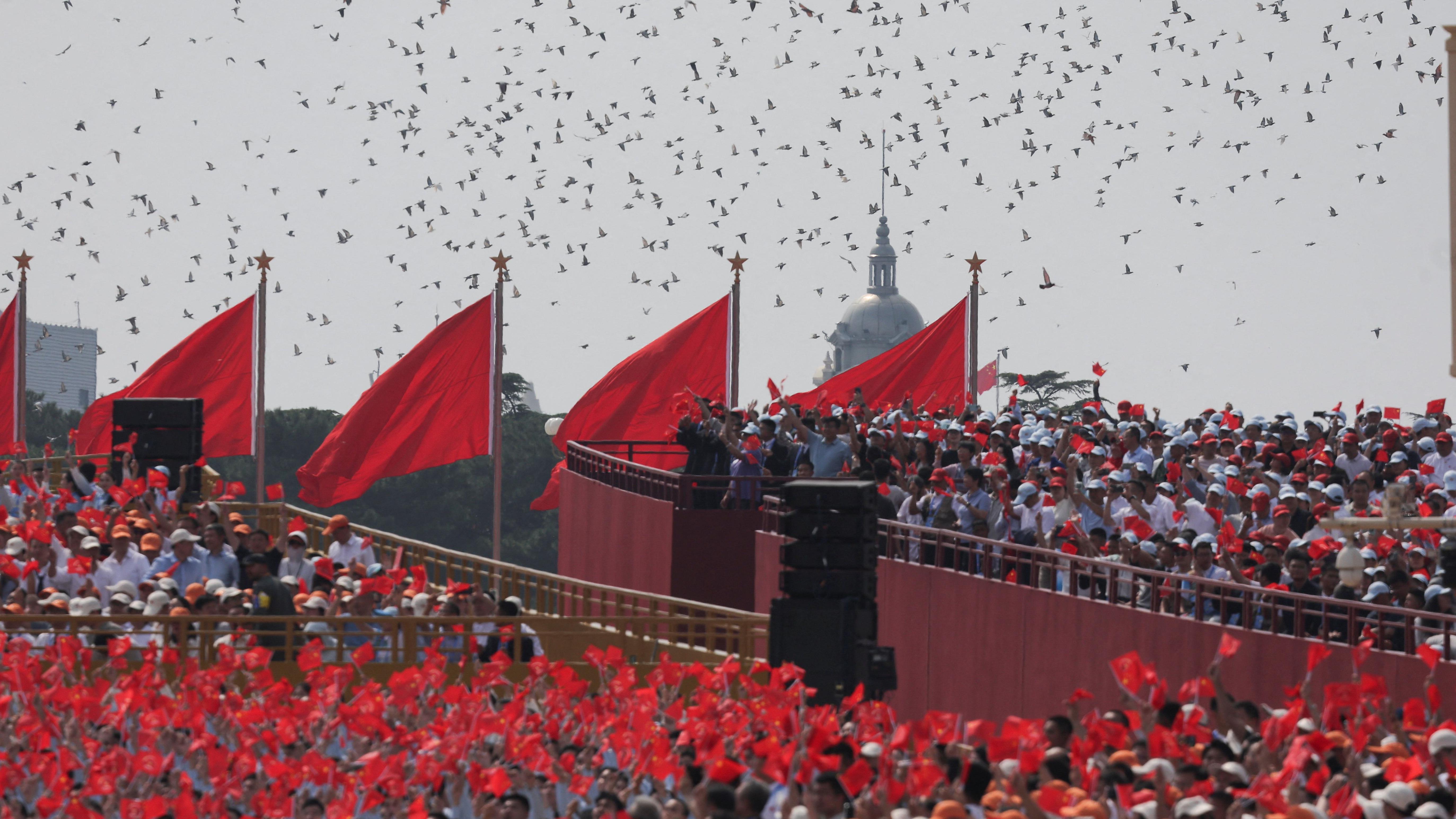 Se liberan palomas durante un desfile militar.