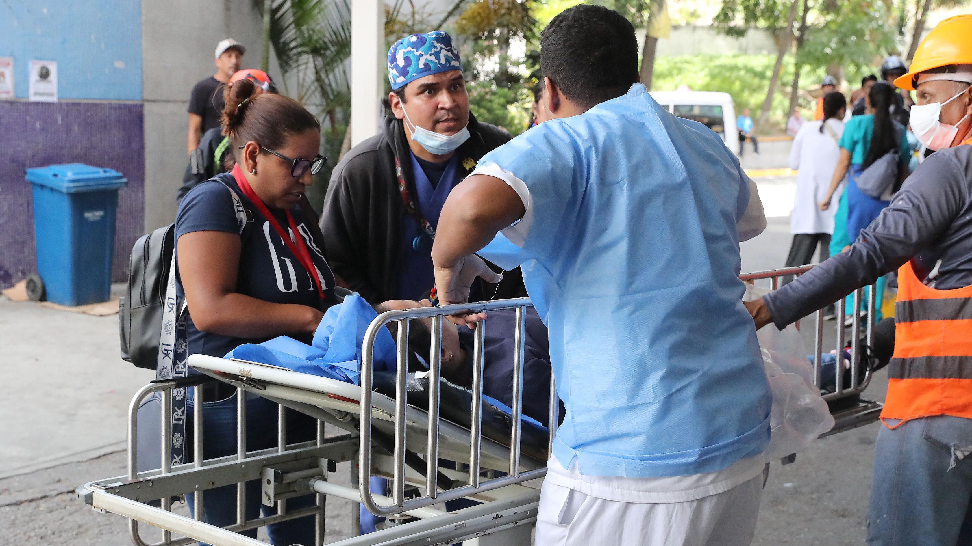 Una persona es ingresada en la sala de urgencias del hospital Pérez Carreño mientras continúan las operaciones de búsqueda y rescate tras los terremotos.