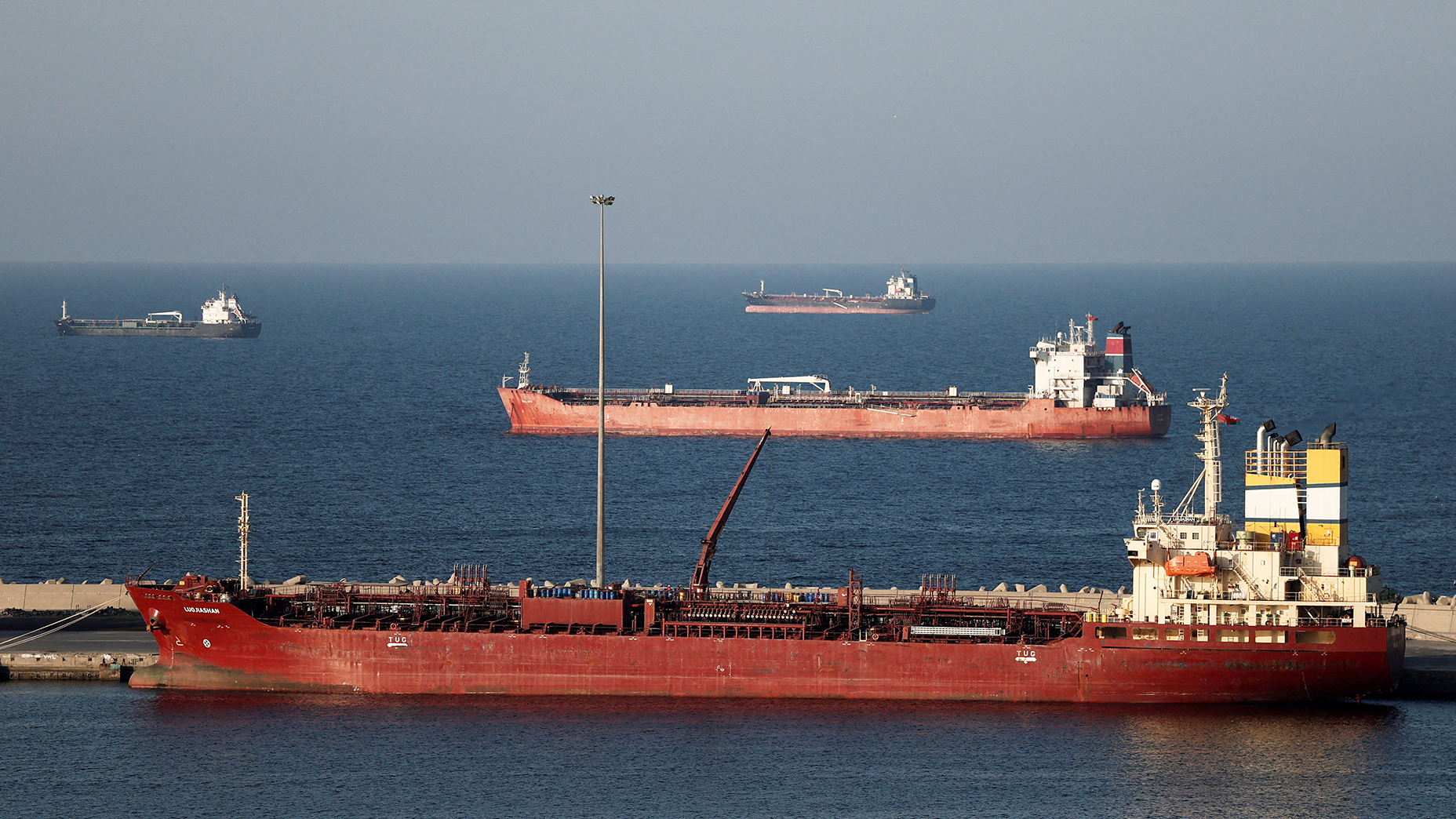 Starmer and Trump discuss need to open Hormuz strait as Israel warns 'weeks' of fighting to come