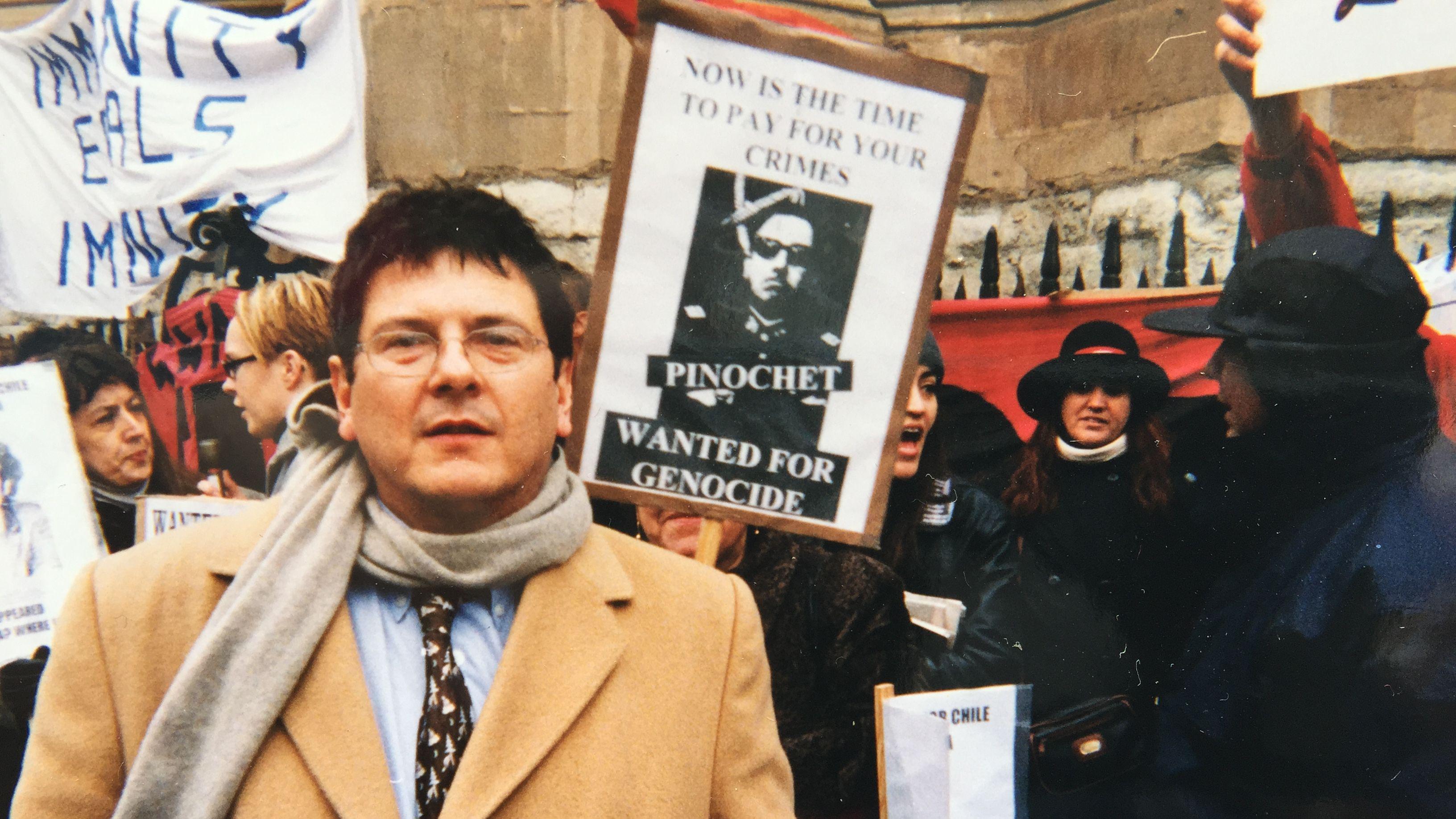 Reed Brody, en las afueras de un tribunal en Londres, durante una audiencia del juicio de extradición de Augusto Pinochet a finales de la década de 1990.