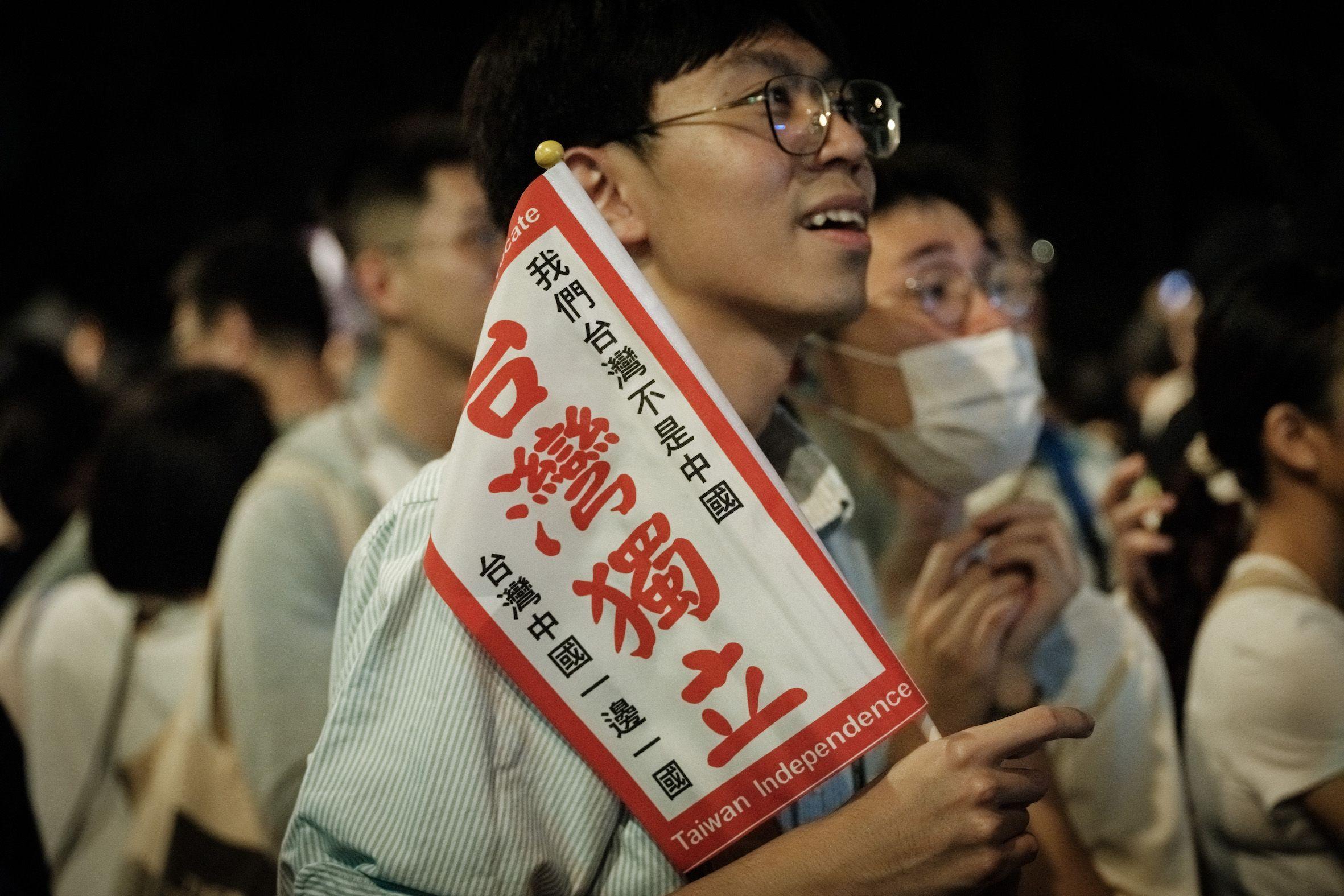 一名台灣男子在集會中手持台灣獨立旗幟