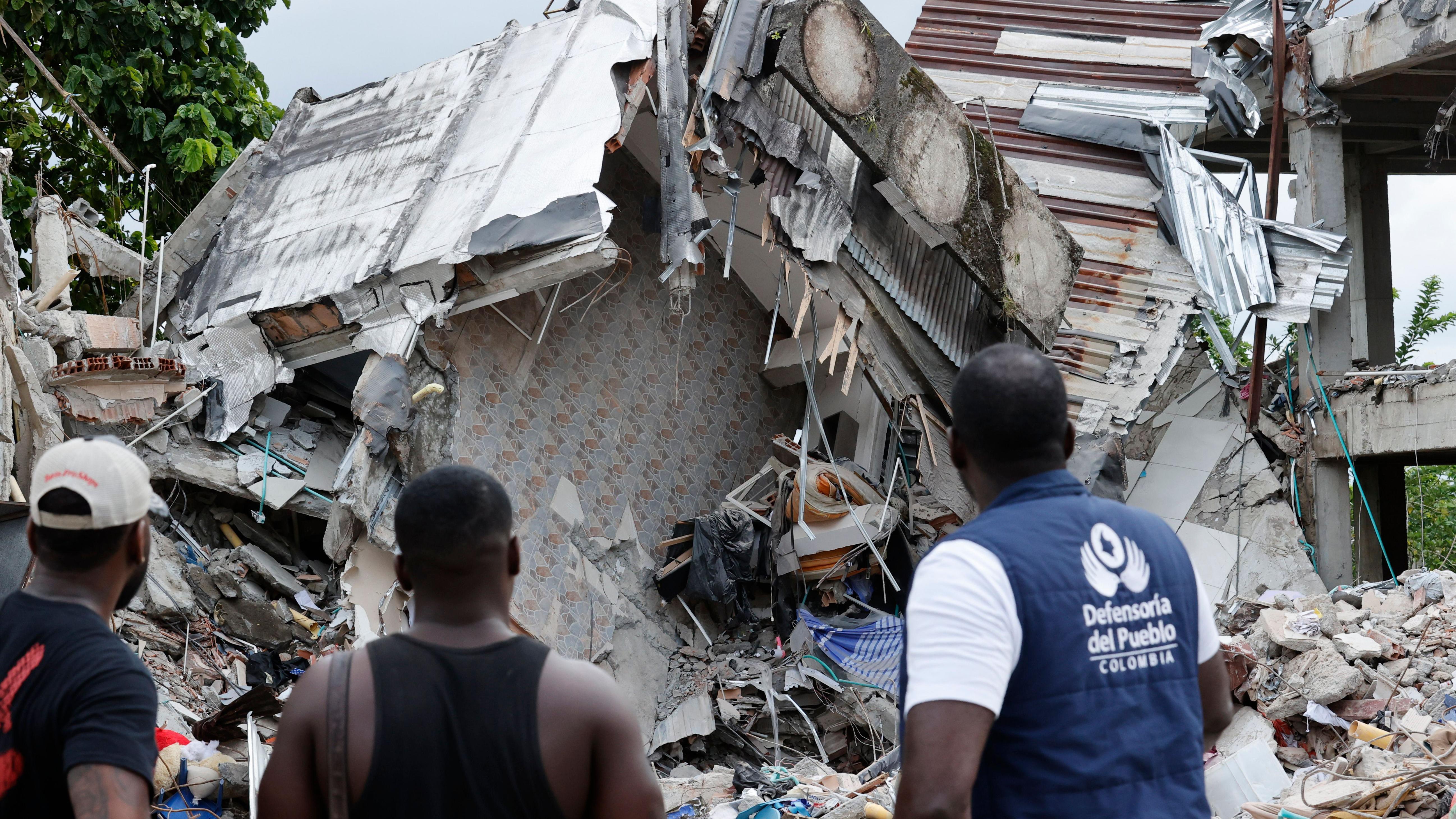 Personas observan un edificio destruido por un terremoto en Quibdó, Colombia, el 12 de agosto de 2026