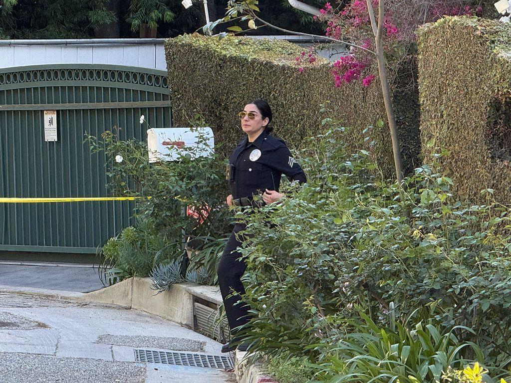 Una policía en una puerta de la casa de Rihanna