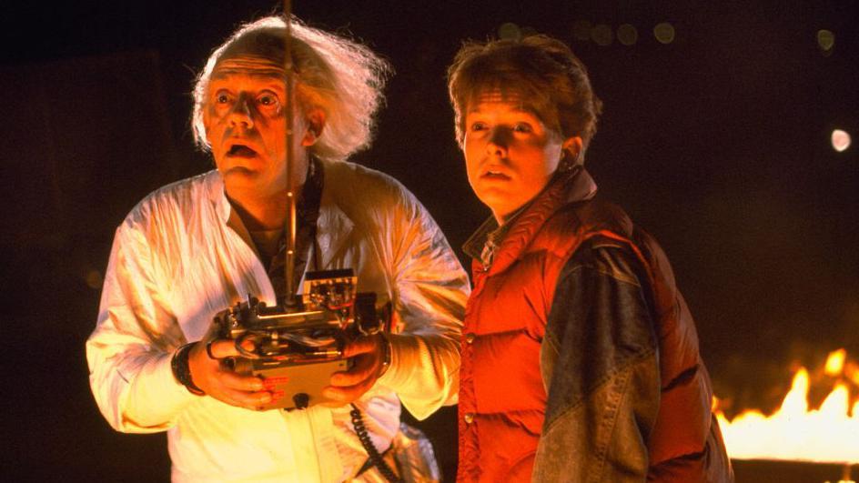 Escena de la película con McFly y Doc mirando aterrados algo que pasó
