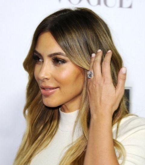 Imagen de Kim Kardashian con el anillo de diamantes con el que Kanye West le pidió matrimonio, valorado en US$4 millones.