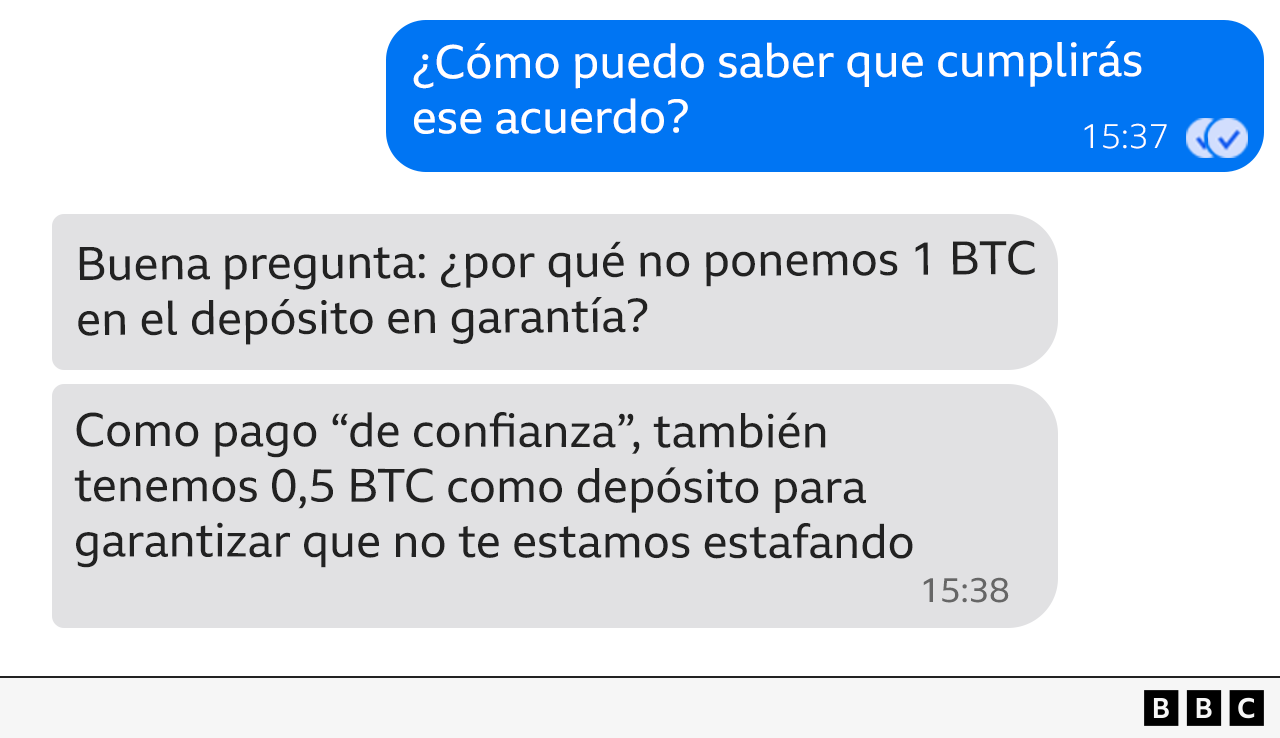 Una captura de pantalla de la conversación de texto, en la que Joe Tidy pregunta cómo sabe que los estafadores cumplirán ese acuerdo, y Syn responde "Buena pregunta" y dice que dejarán un "pago de confianza" de 0,5 bitcoins como "depósito para garantizar que no te estamos estafando".