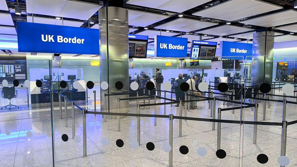 Control migratorio en un aeropuerto de Reino Unido. 