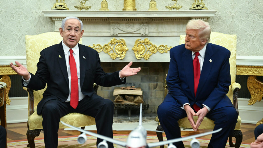 الرئيس الأمريكي دونالد ترامب يجلس على كرسي مستمعاً إلى رئيس الوزراء الإسرائيلي بنيامين نتنياهو وهو يتحدث بجواره على كرسي آخر.