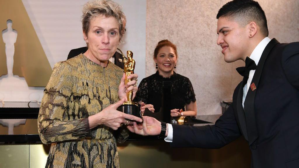 Američka glumica Fransis Mekdormand drži Oskara 2018. godine 