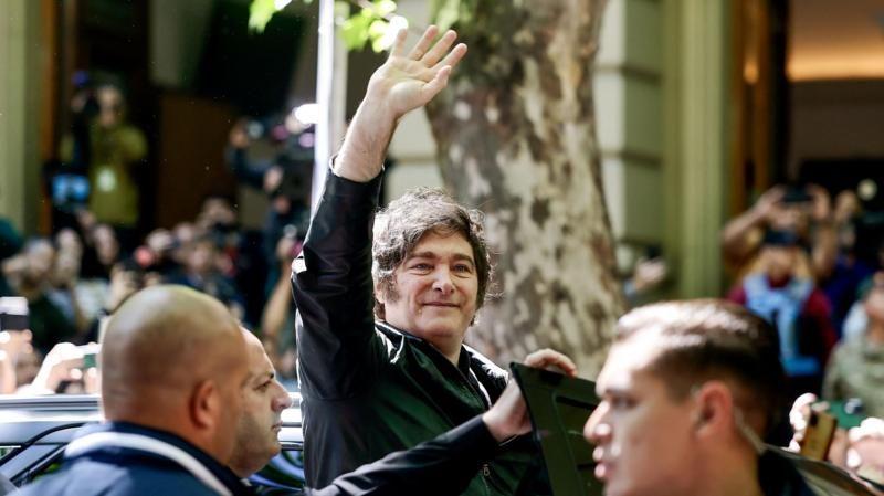 Javier Milei cumprimenta seus seguidores após seus fortes resultados eleitorais.