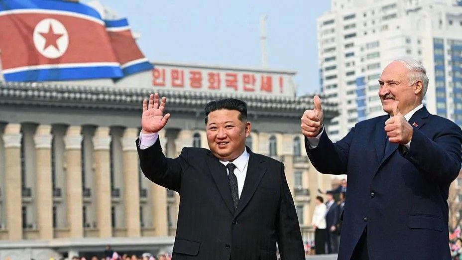 Kim Kong Un menyambut Lukashenko di Pyongyang pada kunjungan pertamanya ke Korea Utara.