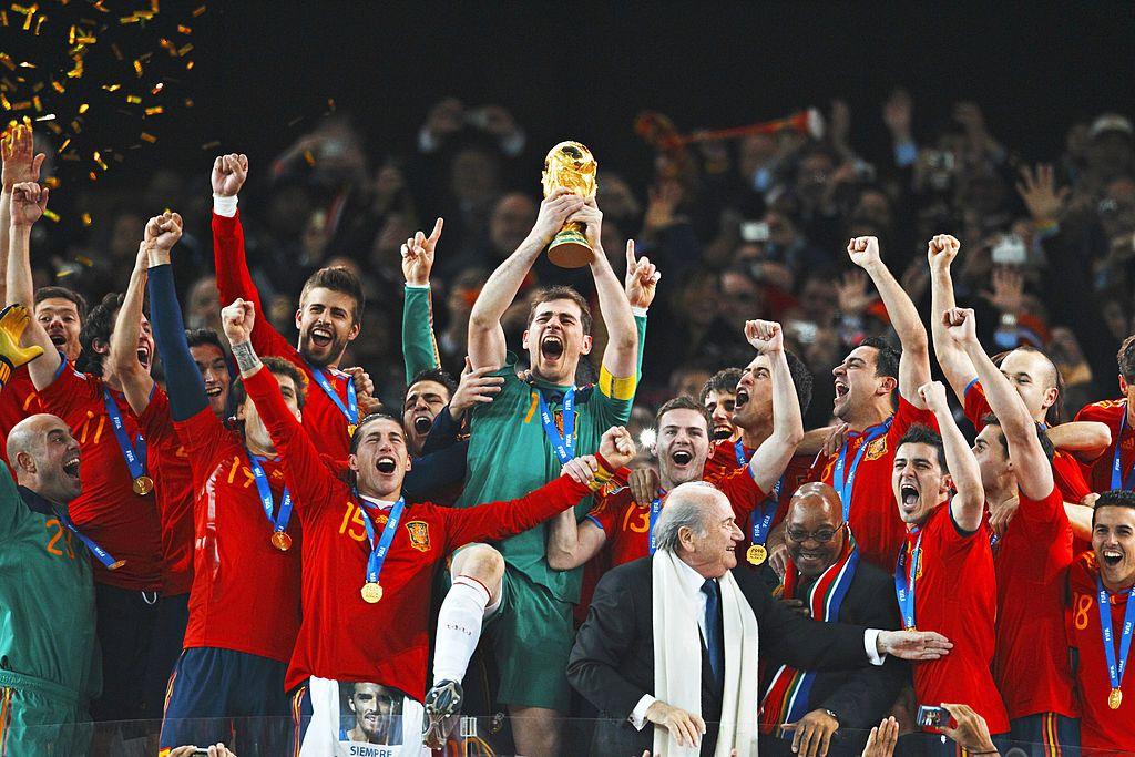 منتخب إسبانيا يتوج بكأس العالم لكرة القدم بعد فوزه في المباراة رقم 64 - المباراة النهائية - ضد هولندا على ملعب سوكر سيتي. جوهانسبرج، جنوب أفريقيا، يوم 11 تموز/يوليو 2010