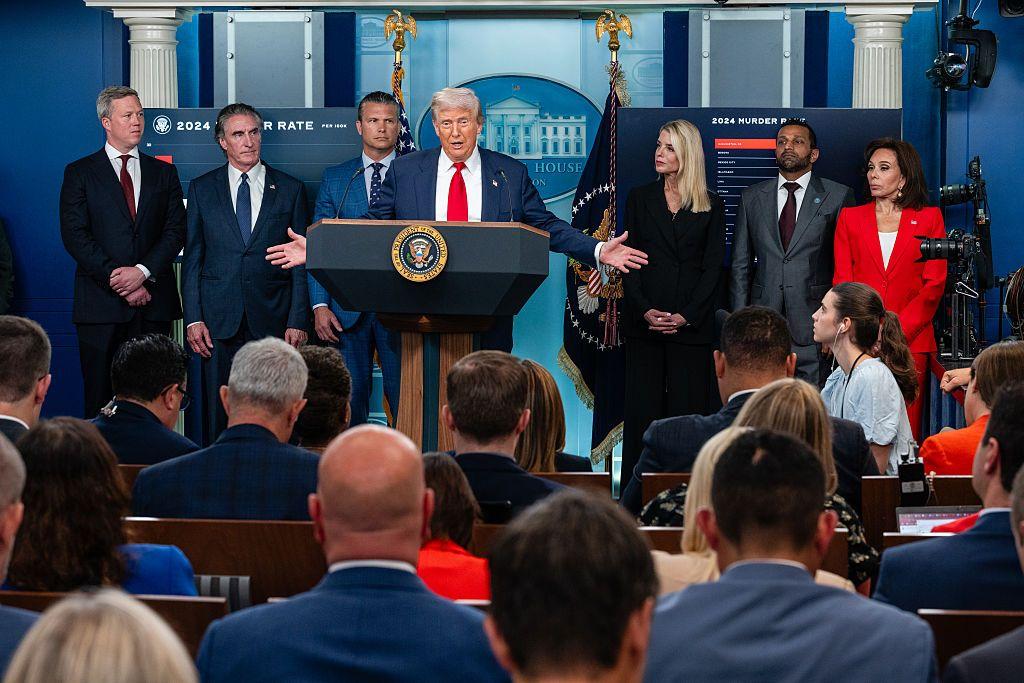 El presidente Donald Trump habla durante una conferencia de prensa sobre el crimen en la capital del país en la sala de prensa James S. Brady de la Casa Blanca en Washington, D.C., el lunes 11 de agosto de 2025. (Foto de Eric Lee/Para The Washington Post a través de Getty Images)