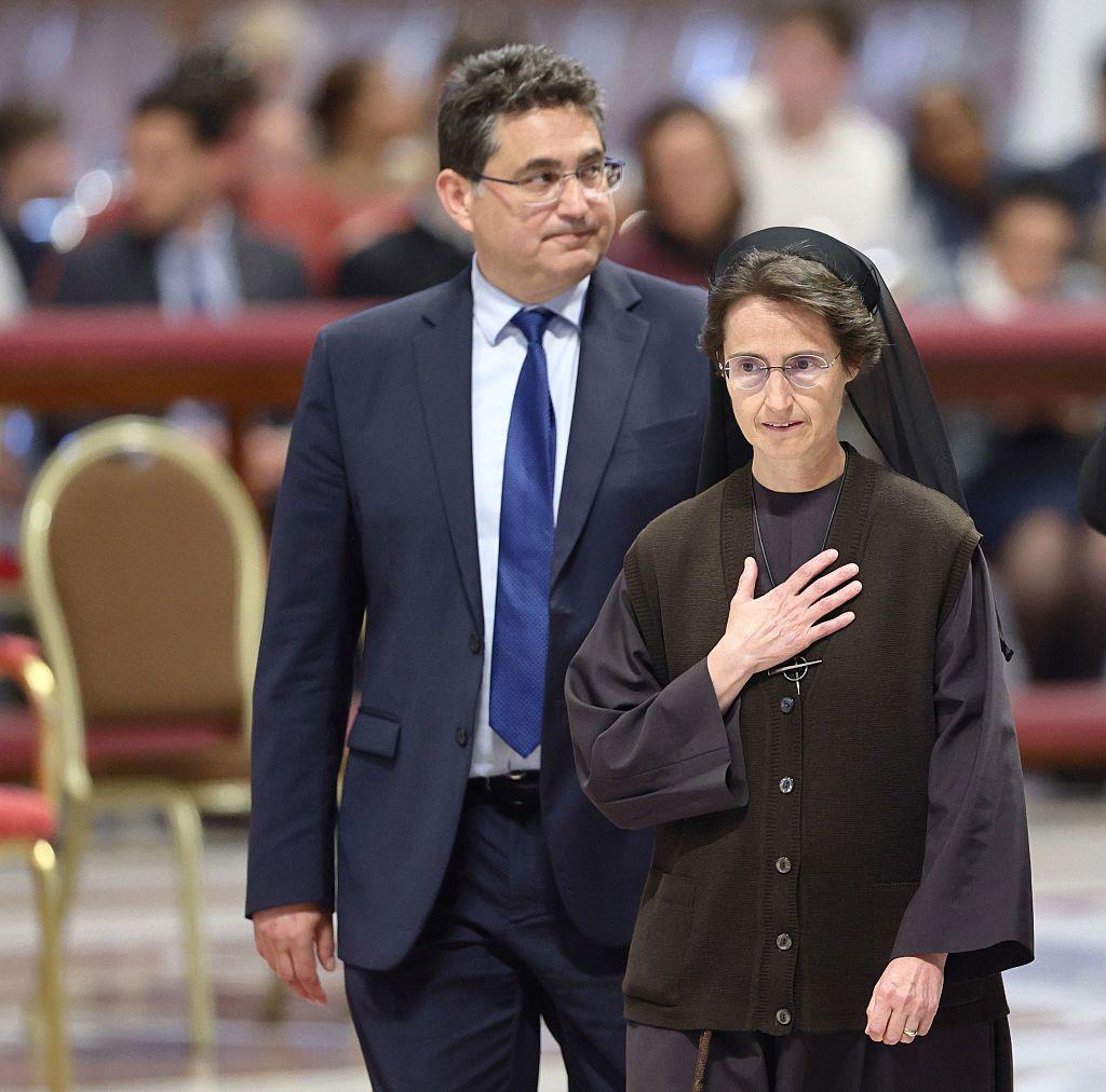 Raffaella Petrini durante los novenarios por el Papa Francisco.