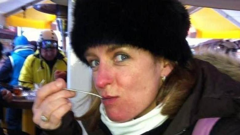 Mujer con una cuchara en la boca. Se llama Cheryl O'Malley