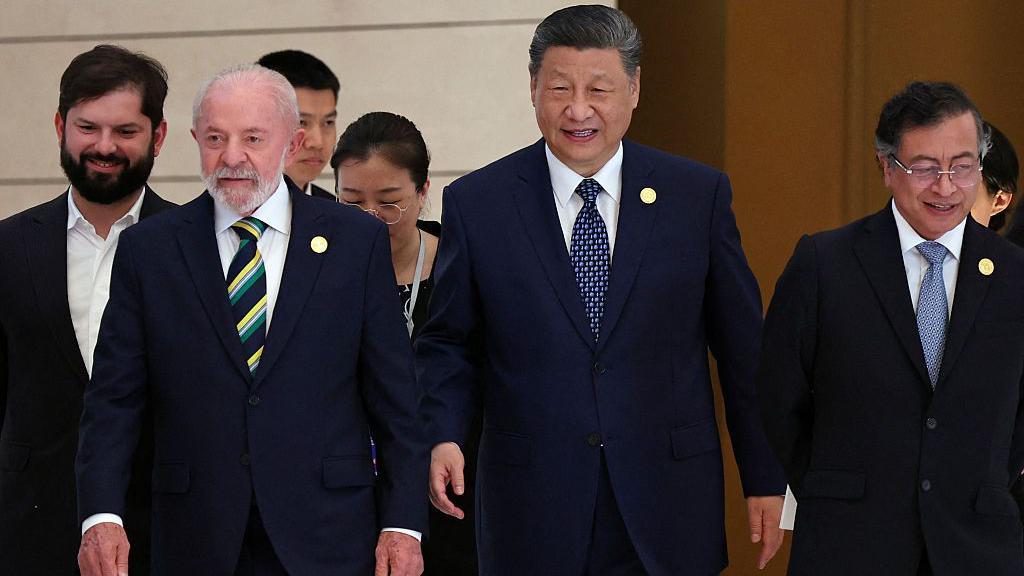 Los presidentes de Chile, Gabriel Boric; de Brasil, Lula da Silva; de China, Xi Jinping y de Colombia, Gustavo Petro, durante una cumbre de la CELAC en mayo de 2025.