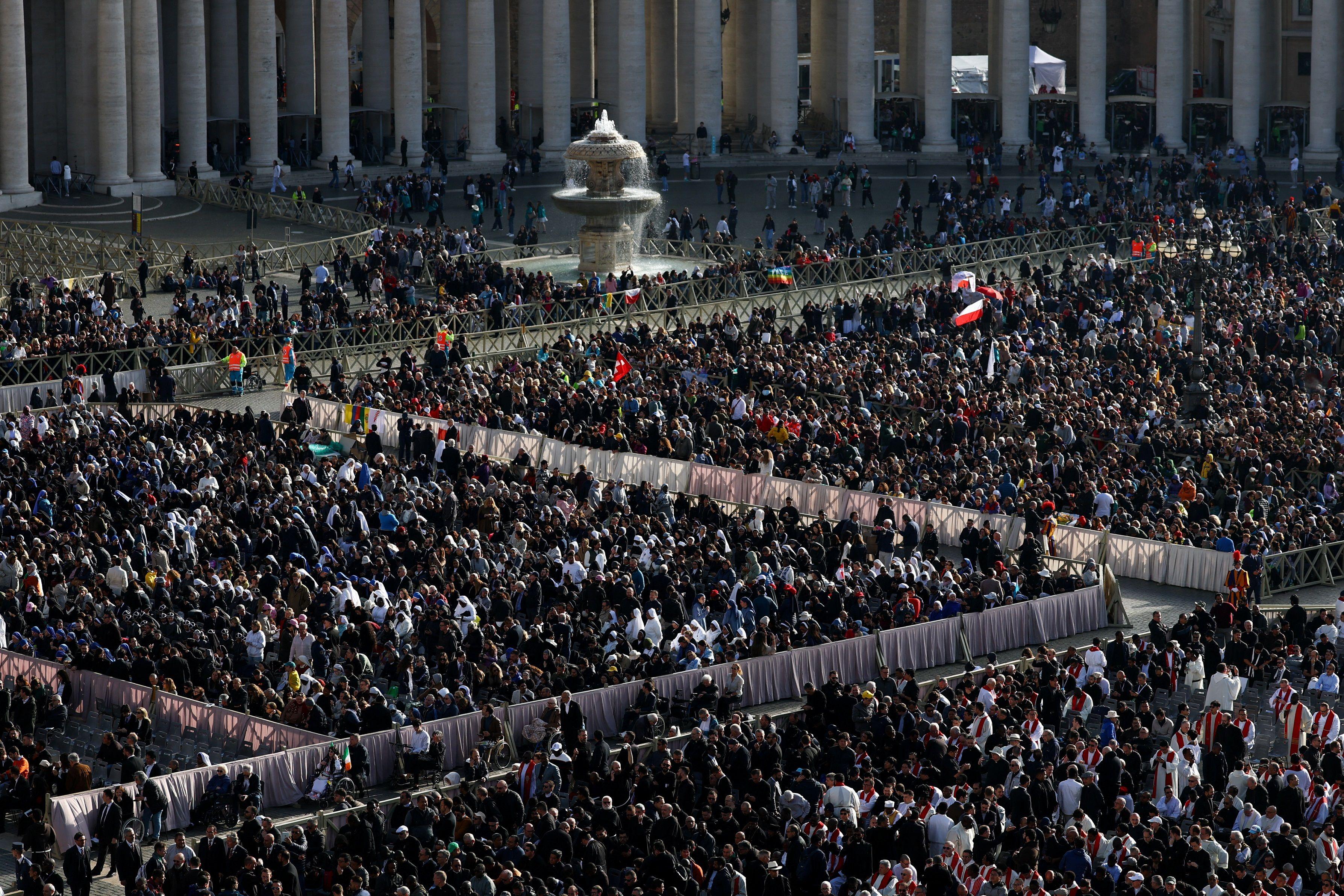 Fiéis ocupando a Praça de São Pedro, no Vaticano, durante o funeral do papa Francisco