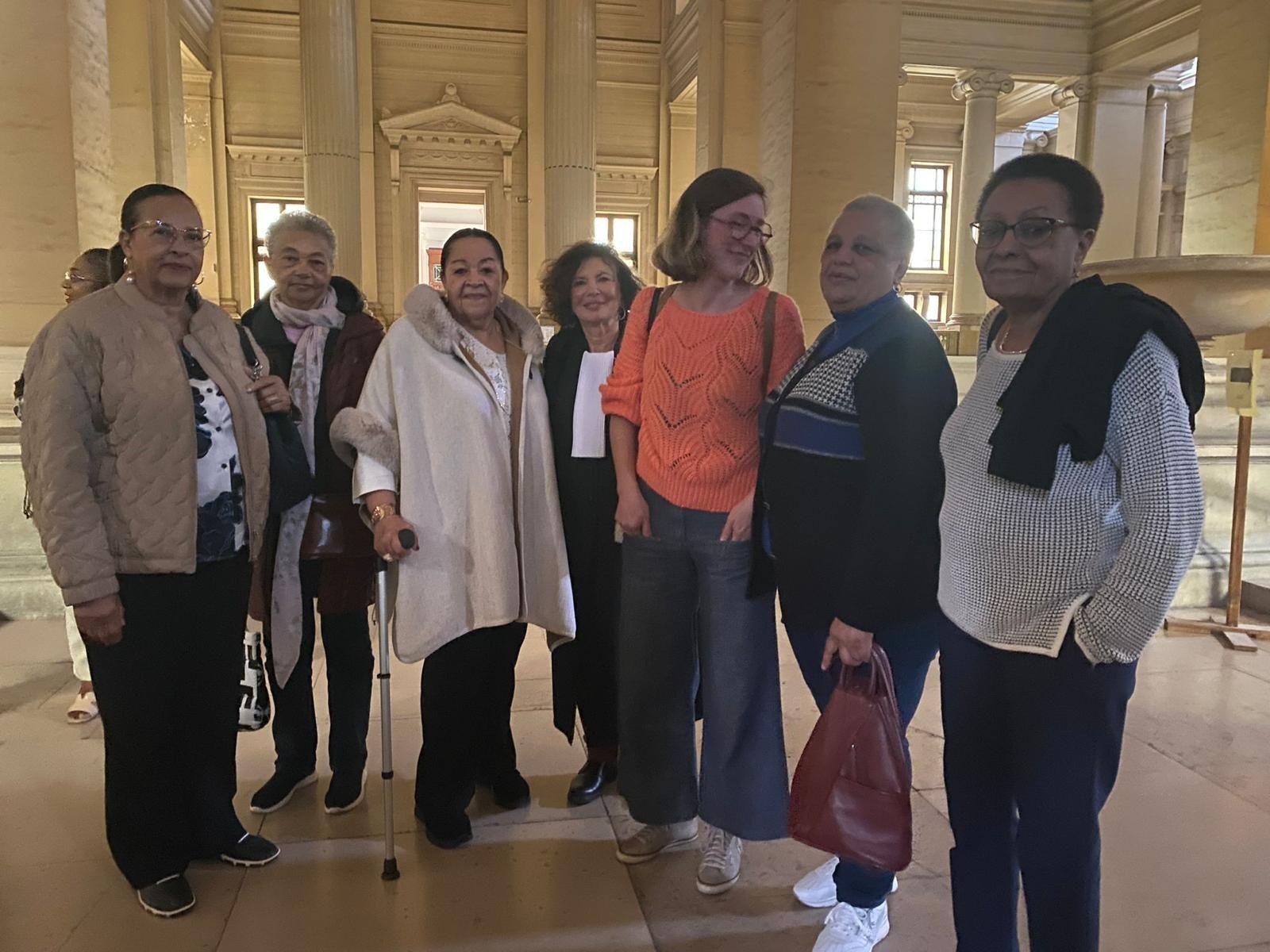 Noele Verbeken, Marie-Hoze Loši, Monik Bitu Bingi, Lea Tavares Mudžinga, Simone Ngalula sa njihovim advokaticama tokom suđenja protiv belgijske vlade