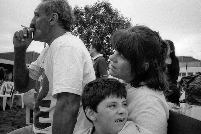 Foto a blanco y negro en la que se ve a Andrea y Alejo sentados mirando hacia afuera del plano mientras Joaquín, junto a Andrea, mira en dirección contraria con expresión de extrañeza.