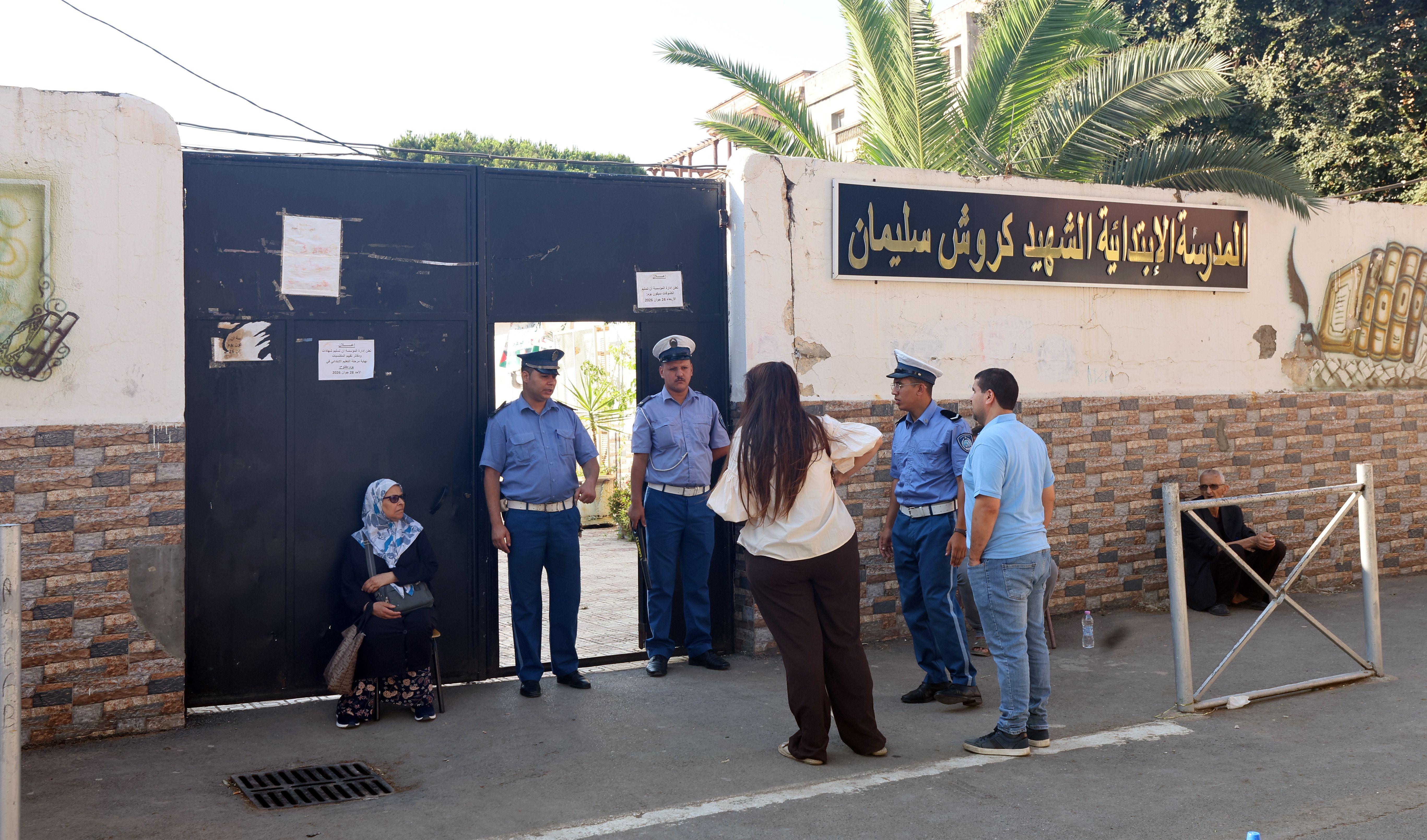 الشرطة الجزائرية تتمركز أمام مركز اقتراع خلال الانتخابات البرلمانية في الجزائر العاصمة، بتاريخ 2 يوليو/تموز 2026. 
