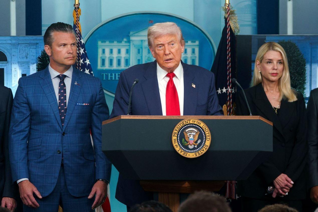 Pete Hegseth, Donald Trump y Pam Bondi
