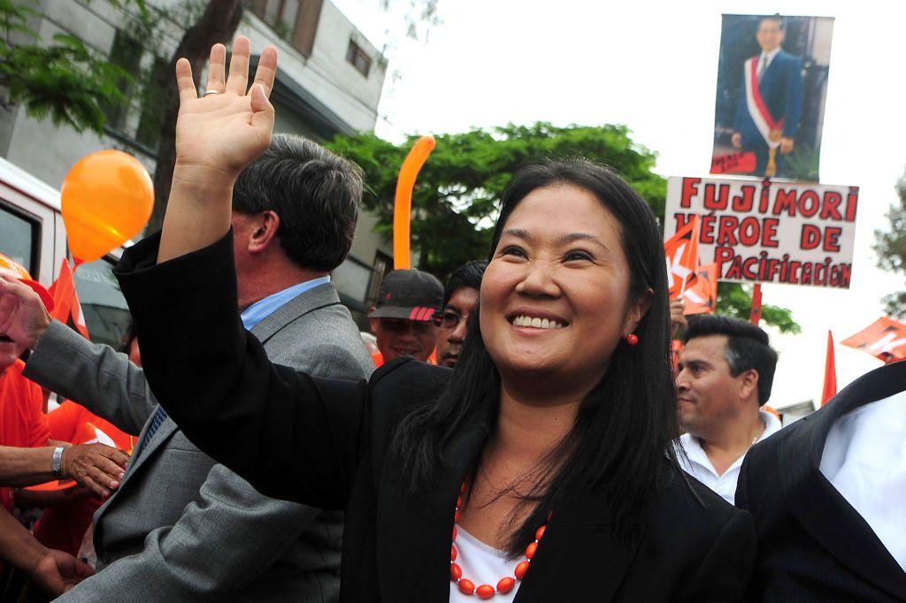 Keiko Fujimori lanza su candidatura presidencial en 2011 delante de una imagen de su padre, el expresidente Alberto Fujimori, y cartel de "héroe de pacificación". 