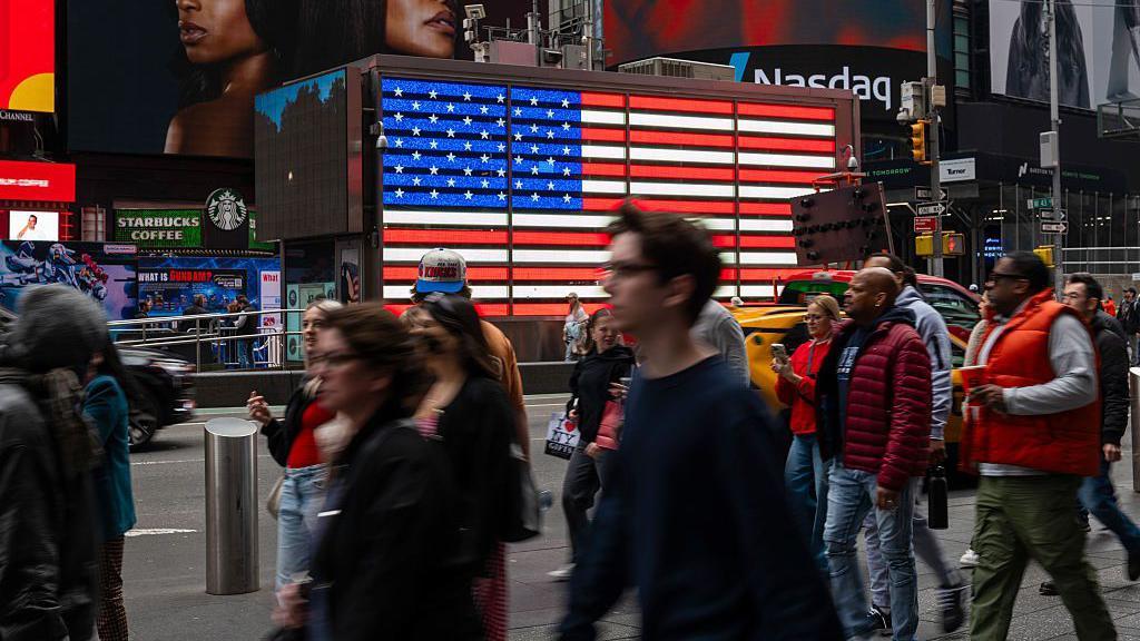 Personas caminando por Times Square, una de las principales atracciones turísticas de Nueva York y de todo el país.