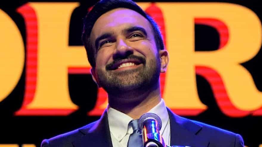 ممداني مبتسماً.