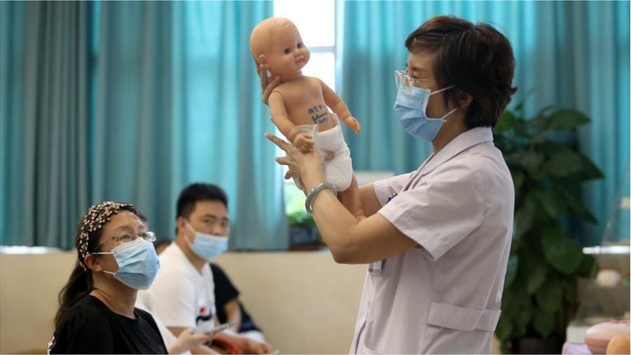 Crisis de solteros, "mujeres sobrantes" e impuesto al condón: por qué la apuesta de China para que nazcan más bebés salió mal