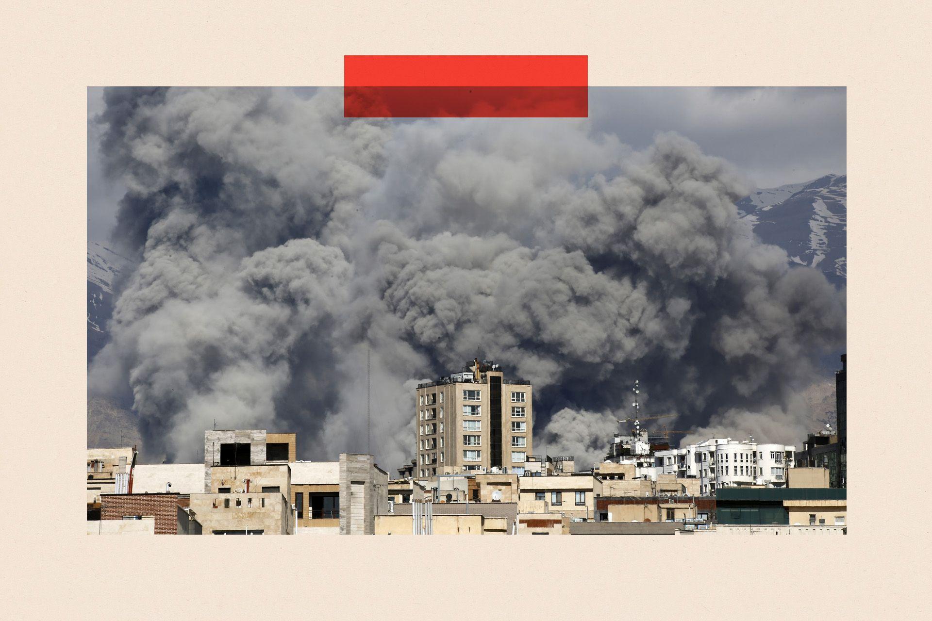 Una enorma nube de humo se eleva humo después de que se escuchan una serie de explosiones en Teherán, Irán.
