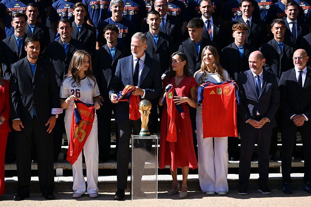 La princesa heredera Leonor de España, el rey Felipe VI de España, la reina Letizia de España y la princesa Sofía de España posan con la selección española y el trofeo de la Copa del Mundo durante la visita del equipo al Palacio de la Zarzuela, antes del desfile del trofeo de la Copa Mundial de la FIFA 2026, el 20 de julio de 2026 en Madrid, España.