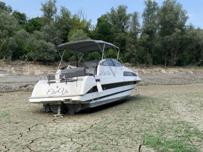 Čamac na suvom jer se Dunav povukao