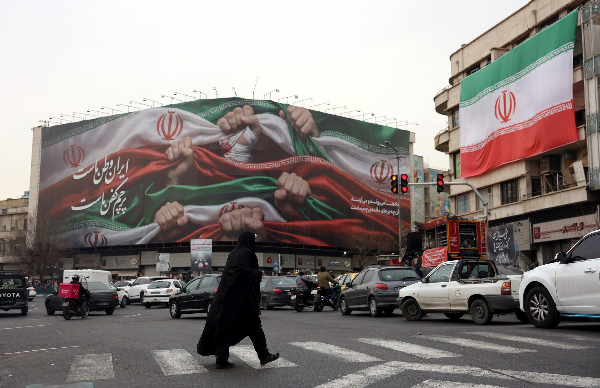 "أفضل طريقة لمساعدة الثورة الإيرانية هي بثّ الخوف والانقسام داخل النظام"- مقال في التايمز 