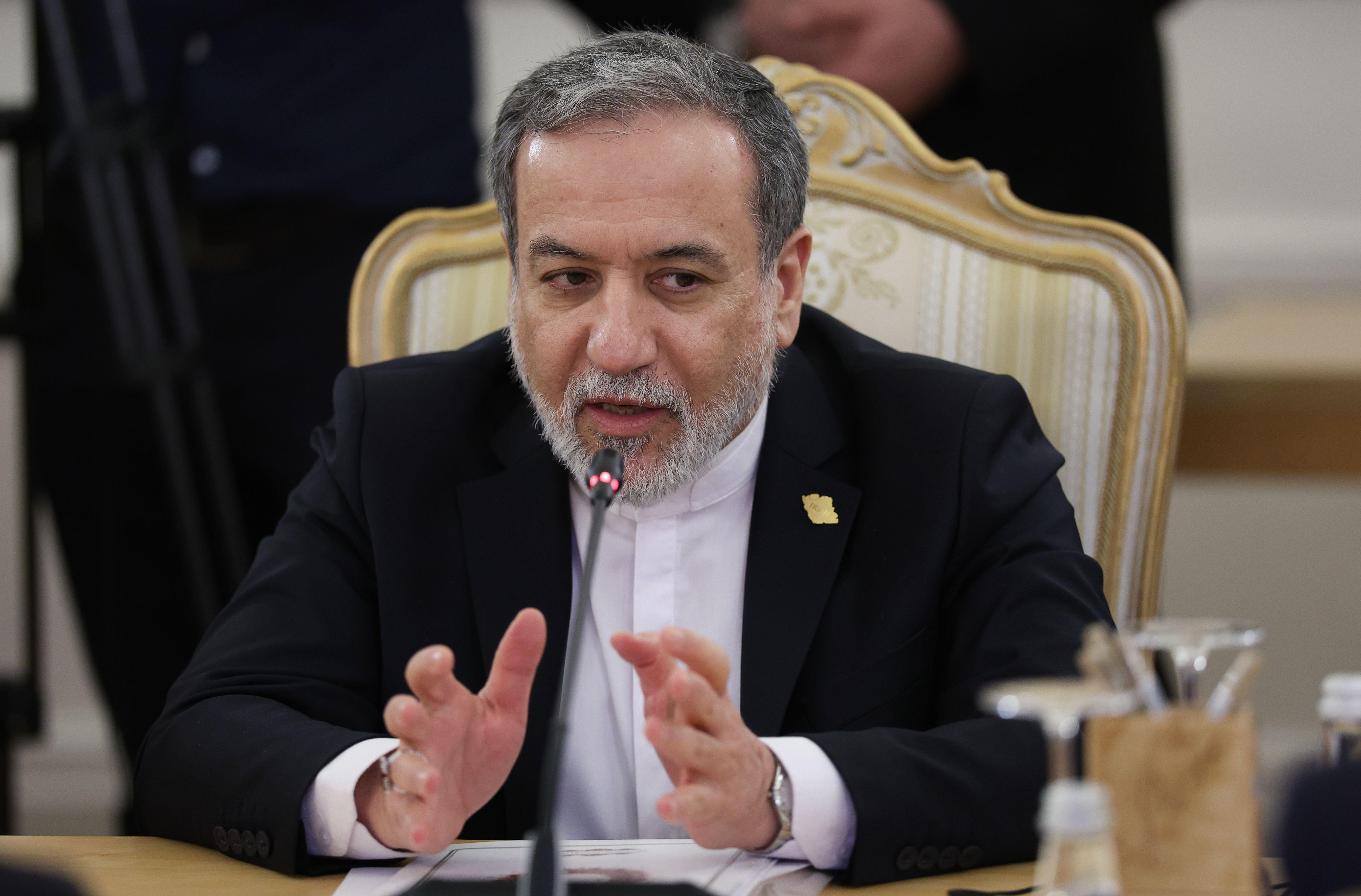 طهران تحذر لندن من أن السماح لواشنطن باستخدام القواعد البريطانية يعد "مشاركة في العدوان" 