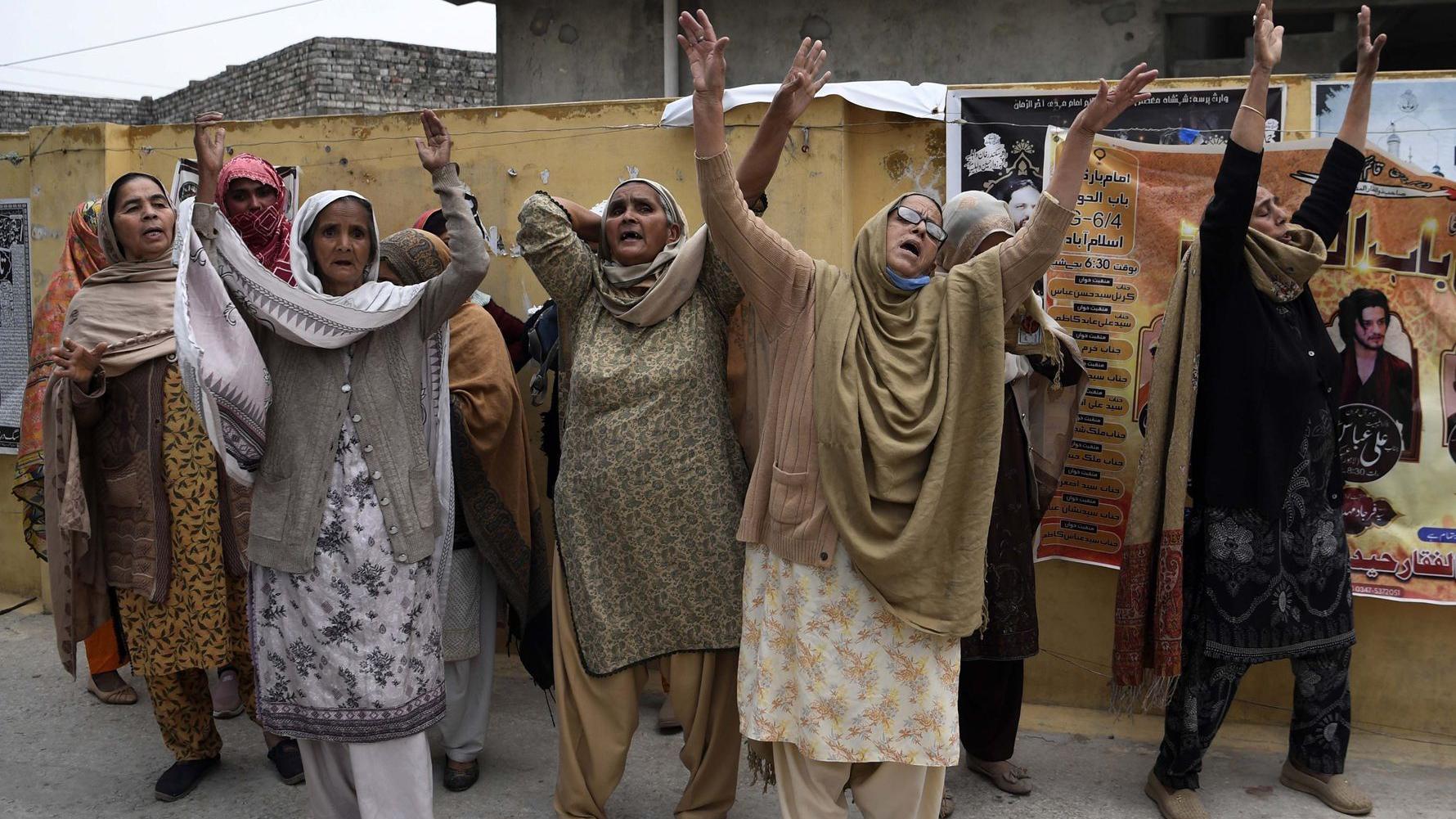 ردود فعل أقارب الضحايا على تفجير انتحاري استهدف مسجداً شيعياً في إسلام آباد، باكستان، 6 فبراير/شباط 2026. 