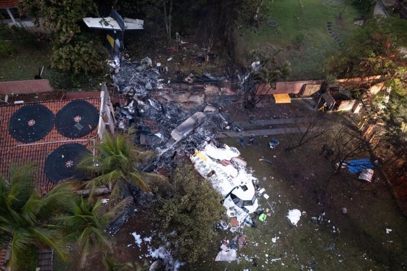 Imagem do local onde o avião da Voepass caiu, ainda com os destroços da aeronave
