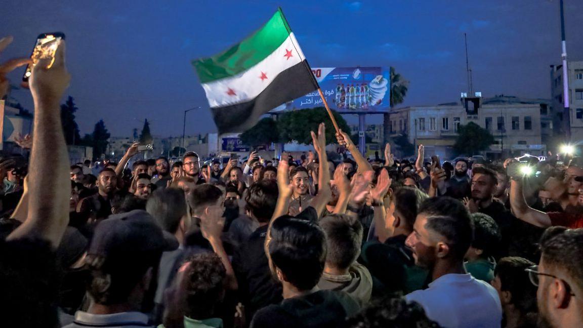 صورة لمجموعة من السوريين المحتفلين