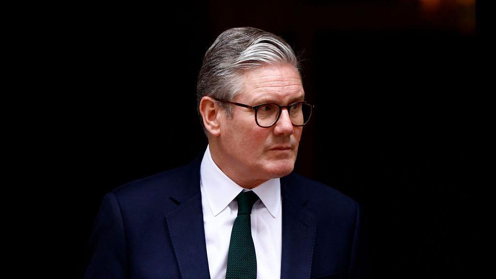 El primer ministro británico, Keir Starmer, sale del número 10 de Downing Street para recibir al sultán de Omán en Londres el 6 de agosto de 2024.