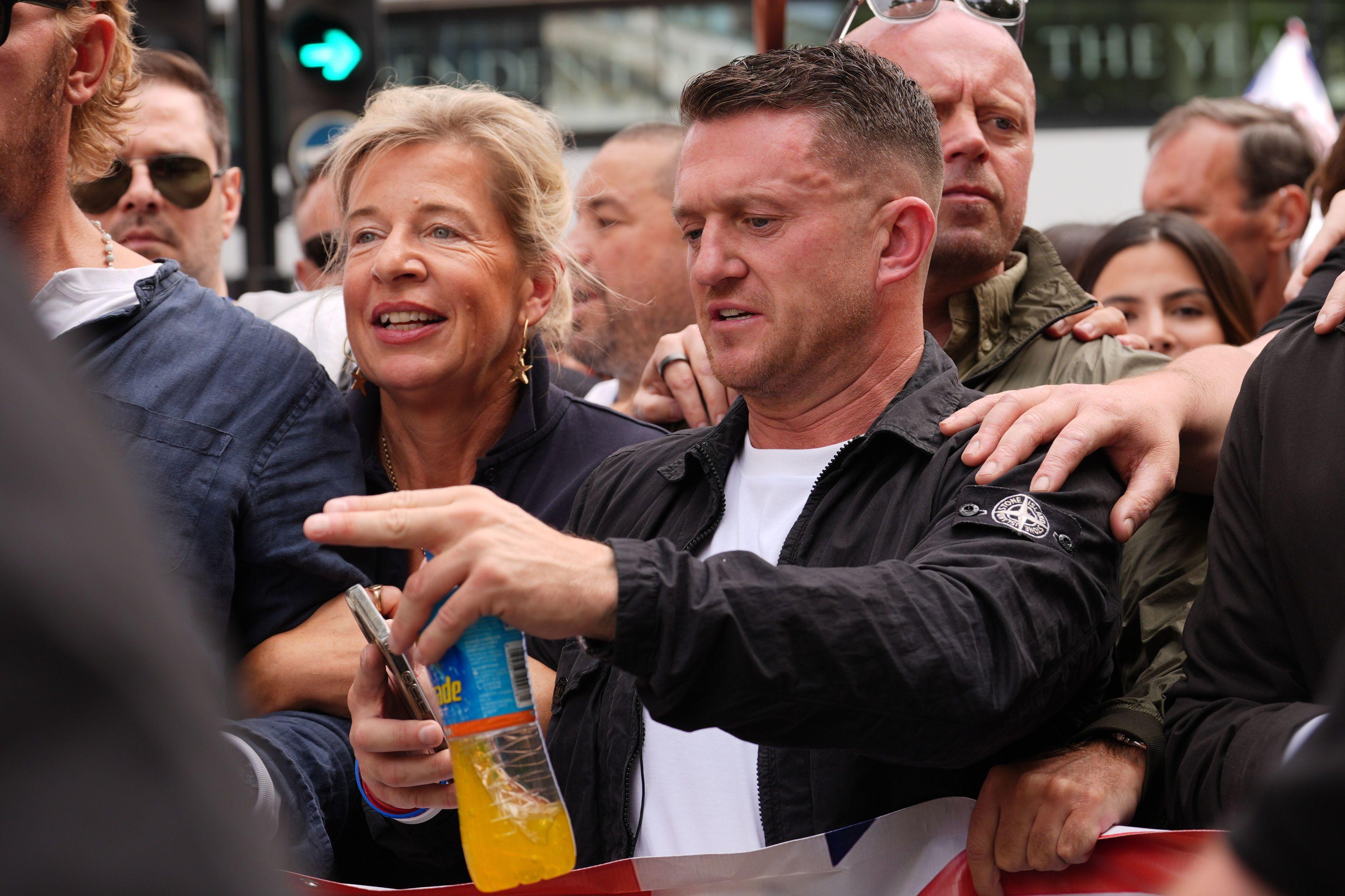 Ativista de direita radical Tommy Robinson organiza protestos contra imigração em Londres